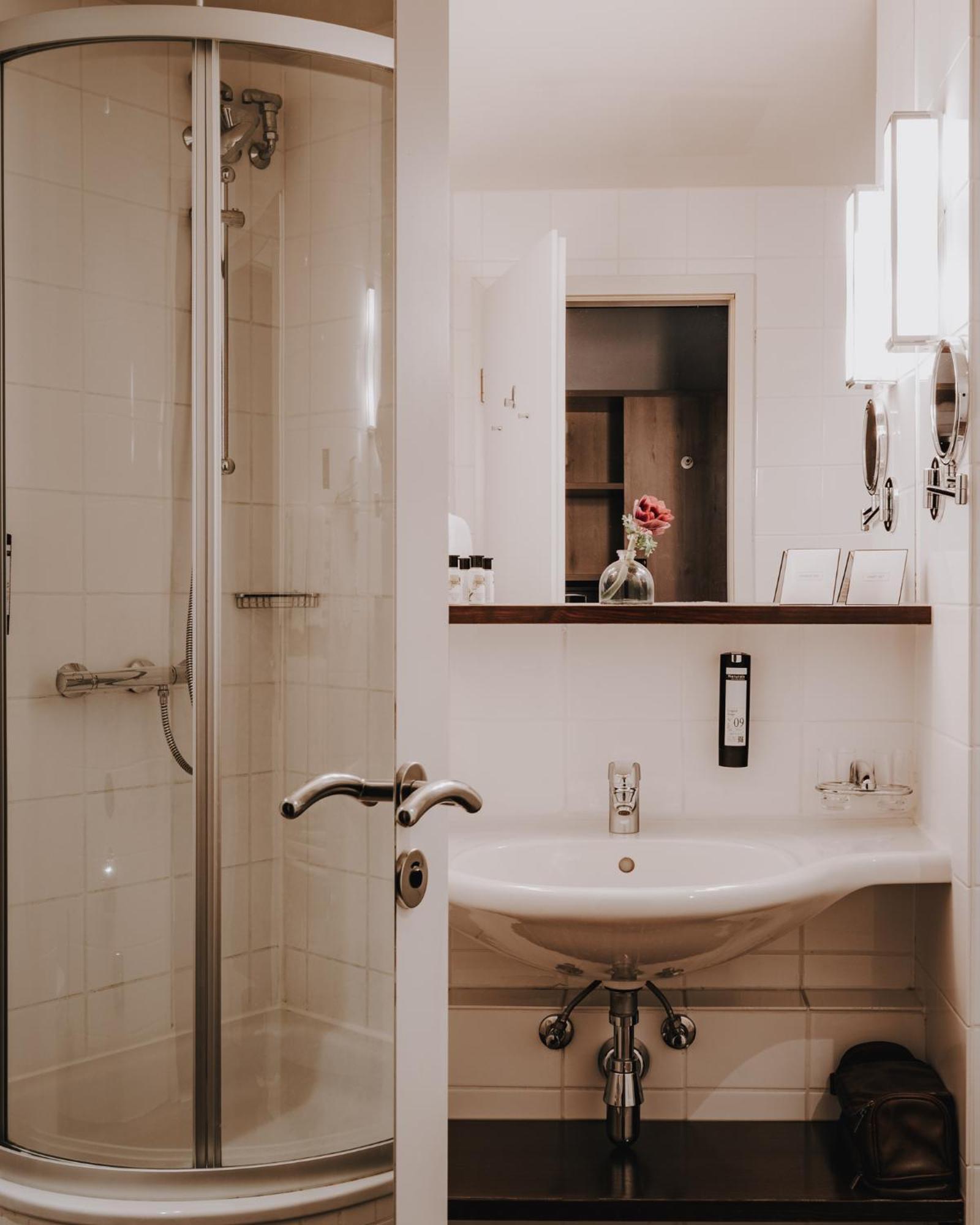 Waterside Room with River View,1739359409:JPEG